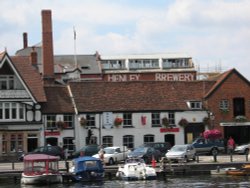 Henley-on-Thames. Riverside view, with old Henley Brewery in background Wallpaper
