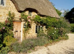 Perfect thatched cottage at the village of Great Tew, Oxon. Wallpaper