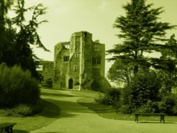 A picture of Newark Castle on a fine summers day Wallpaper