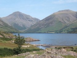 Wastwater, looking to Great Gable and Lingmell (a shoulder of the Scafells). Wallpaper