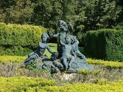Blenheim Palace, Bronze in Palace Gardens Wallpaper