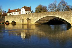 Abingdon Bridge over the River Thames, Abingdon, Oxfordshire. Wallpaper