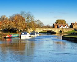 Abingdon Bridge over the Thames, Abingdon, Oxfordshire. Wallpaper