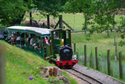 This train takes you around the park, Marwell Zoo, Hampshire Wallpaper