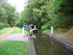 Staffordshire & Worcestershire Canal. August 2006. Entering the lock. Is it too narrow? Wallpaper