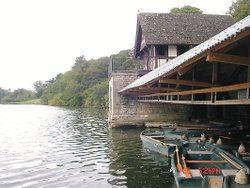 Blenheim Palace lake. September 2006. Wallpaper