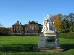 Kensington Palace and Queen Victoria's Statue Wallpaper