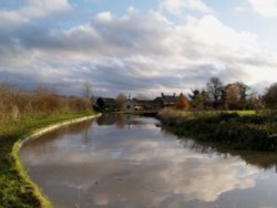 The Oxford Canal at Nell Bridge Lock, near Aynho. Wallpaper