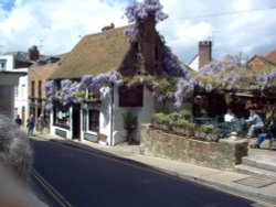 Wisteria covered pub in Rye, East Sussex Wallpaper