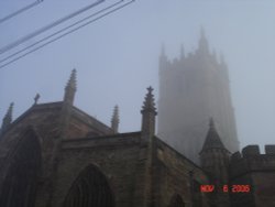 St. Laurence's Church in Ludlow, Shropshire on
a foggy day Wallpaper