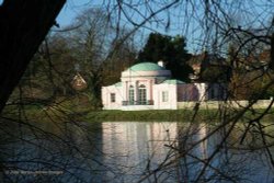 London River Thames. Isleworth, Syon Park.