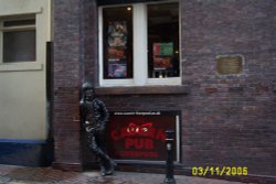 Statue of John Lennon opposite the site of the Cavern Club in Liverpool, Merseyside. Wallpaper