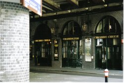 under London bridge Wallpaper