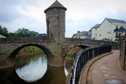 Monnow Bridge & Gatehouse Pub, Monmouth, Monmouthshire, Wales Wallpaper