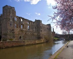 The ruins of Newark Castle on the banks of the River Trent. Newark on Trent, Nottinghamshire. Wallpaper