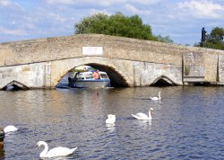 Potter Heigham Bridge, Norfolk Wallpaper