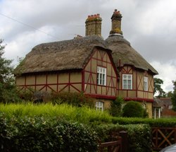 Thatched houses in Somerleyton, Suffolk Wallpaper