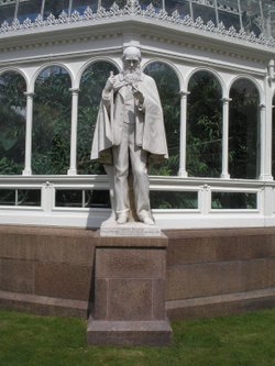 Statue of Charles Darwin