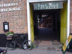 Swan Walk Shopping in Thame, Oxfordshire Wallpaper