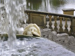 Italian style fountain at Hever Castle in Kent Wallpaper