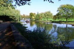 River Avon near Holy Trinity Wallpaper