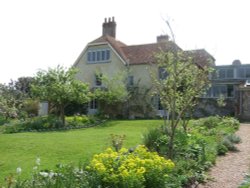 Charleston Farmhouse: country residence of the Bloomsbury group Wallpaper