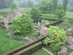 Gardens at Sissinghurst Wallpaper