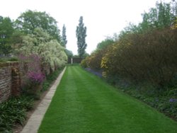 The gardens at Sissinghurst Wallpaper