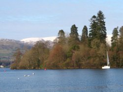 Clear winter afternoon Bowness Bay, Windermere Wallpaper