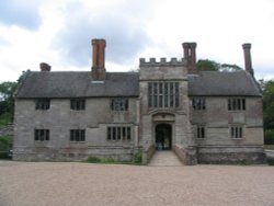 Baddesley Clinton Manor, front Wallpaper