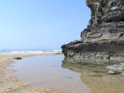 Rocks and pools left by the tide at Bedruthan Steps, Cornwall Wallpaper