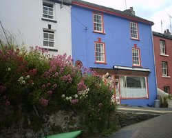 Painted house in Calstock, Cornwall Wallpaper
