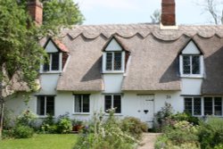 Thatched cottage in Dalham Wallpaper