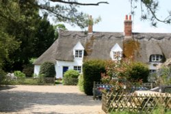 Thatched cottage in Dalham Wallpaper