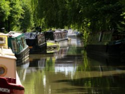 Narrowboats on the Oxford canal at Cropredy, Oxon. Wallpaper