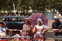 Waiting for the bride Wallpaper