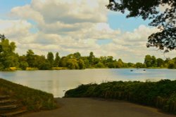 Hever Castle-Pond Wallpaper