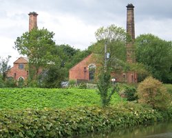 Old pumphouse Wallpaper