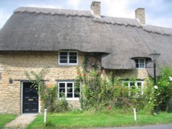 Thatched cottage, Weston-on-the-Green, Oxfordshire Wallpaper