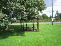 Village stocks, Weston-on-the-Green Wallpaper
