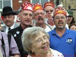 Stan Laurel statue Wallpaper