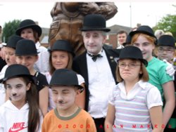 Stan Laurel statue Wallpaper