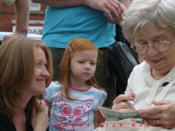 Stan Laurel statue - Nancy with admirers Wallpaper