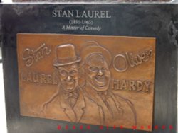 Stan Laurel statue Wallpaper