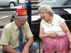 Stan Laurel statue Wallpaper