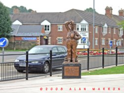 Stan Laurel statue Wallpaper