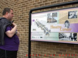 Stan Laurel statue Wallpaper