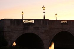 Chertsey bridge ( surrey ) over the river Thames, at dawn. Wallpaper