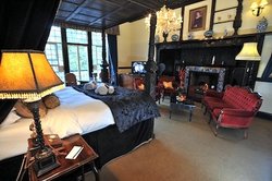 The Kings Room at Langtry Manor Wallpaper