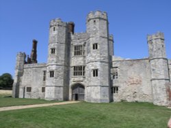 Although ruined the main façade of the mansion is still impressive Wallpaper